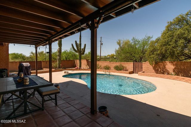 8201 N Carolyn Place, Tucson, AZ 85704