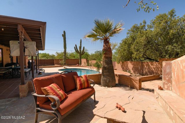 8201 N Carolyn Place, Tucson, AZ 85704