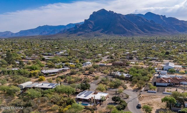 8201 N Carolyn Place, Tucson, AZ 85704