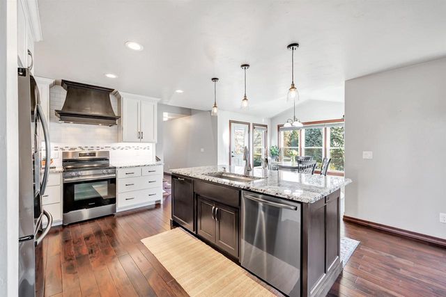 2011 WHISTLING SWAN CIRCLE, De Pere, WI 54151