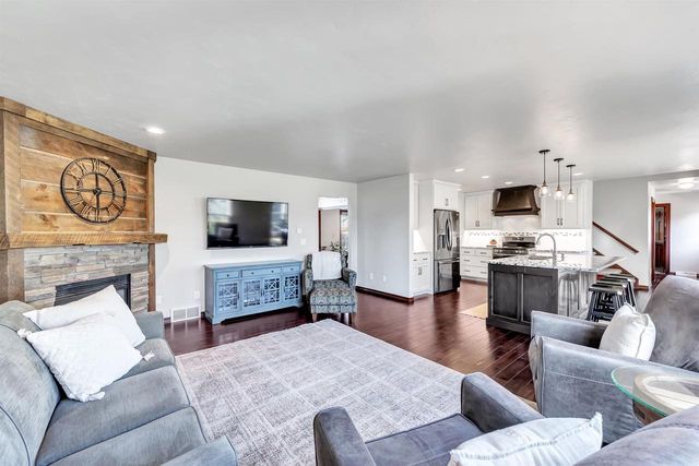 2011 WHISTLING SWAN CIRCLE, De Pere, WI 54151