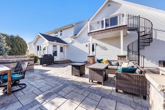 2011 WHISTLING SWAN CIRCLE, De Pere, WI 54151