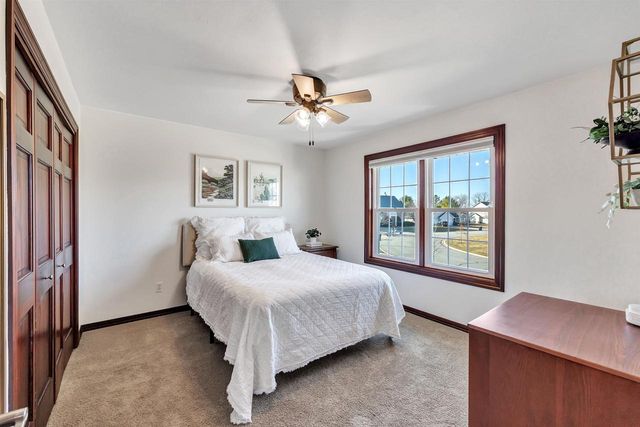 2011 WHISTLING SWAN CIRCLE, De Pere, WI 54151