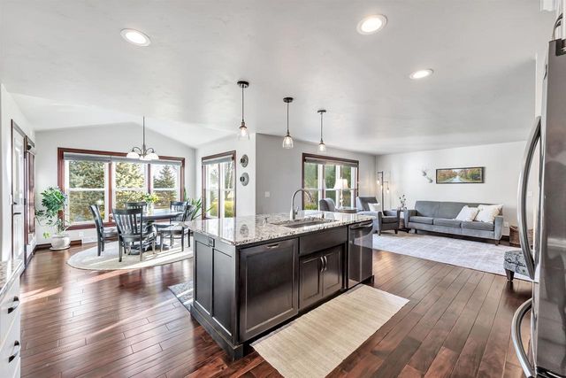 2011 WHISTLING SWAN CIRCLE, De Pere, WI 54151