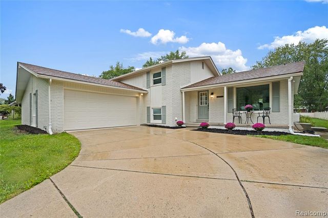 8240 Hampton Road, Grosse Ile, MI 48138