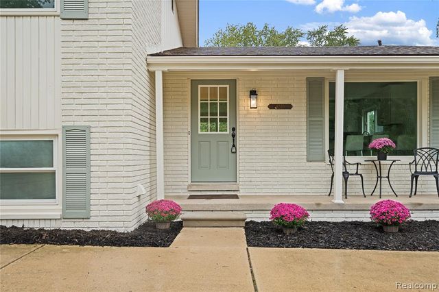 8240 Hampton Road, Grosse Ile, MI 48138