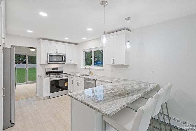 8240 Hampton Road, Grosse Ile, MI 48138
