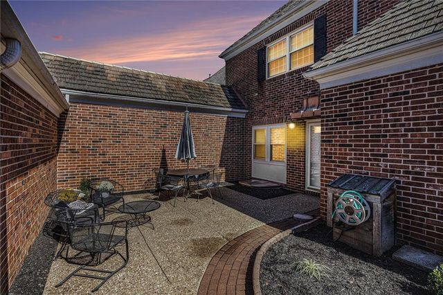 31 Compton Court, Prairie Village, KS 66208