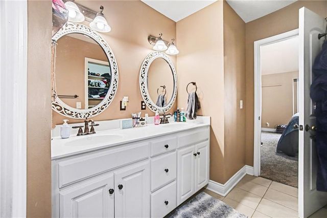1009 NW Burr Oak Lane, Grain Valley, MO 64029