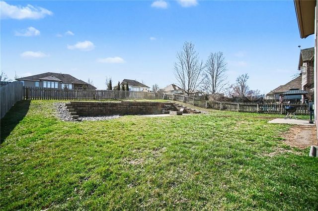 1009 NW Burr Oak Lane, Grain Valley, MO 64029