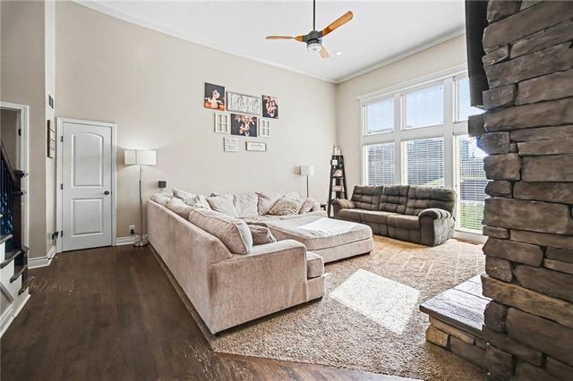 1009 NW Burr Oak Lane, Grain Valley, MO 64029