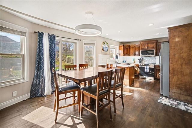 1009 NW Burr Oak Lane, Grain Valley, MO 64029