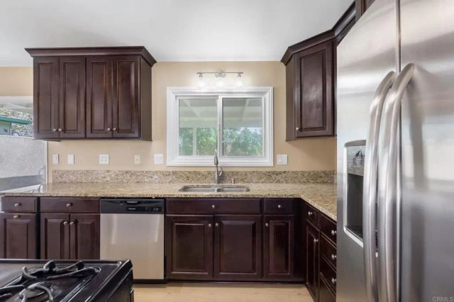 870 Darrell St, Costa Mesa, CA 92627