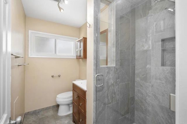 870 Darrell St, Costa Mesa, CA 92627