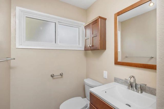 870 Darrell St, Costa Mesa, CA 92627