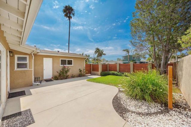 870 Darrell St, Costa Mesa, CA 92627