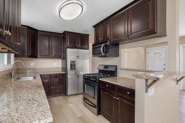 870 Darrell St, Costa Mesa, CA 92627