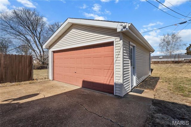 10915 Three Court Drive, St Louis, MO 63123