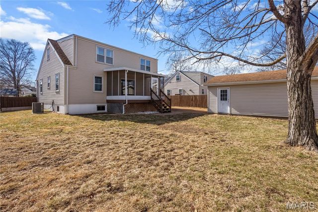 10915 Three Court Drive, St Louis, MO 63123