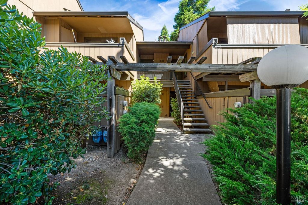 14 Arbor Ct, Cotati, CA 94931