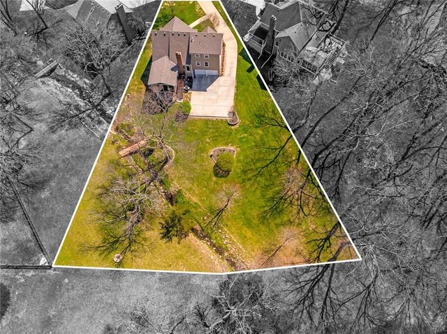 2401 SW Stonecreek Court, Blue Springs, MO 64015