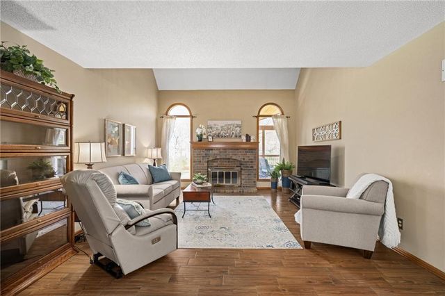 2401 SW Stonecreek Court, Blue Springs, MO 64015