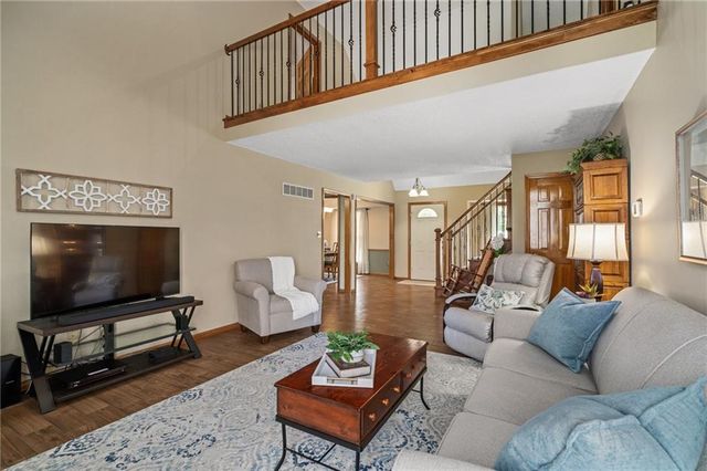 2401 SW Stonecreek Court, Blue Springs, MO 64015