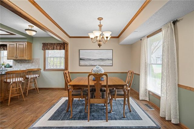 2401 SW Stonecreek Court, Blue Springs, MO 64015