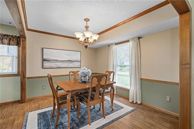 2401 SW Stonecreek Court, Blue Springs, MO 64015