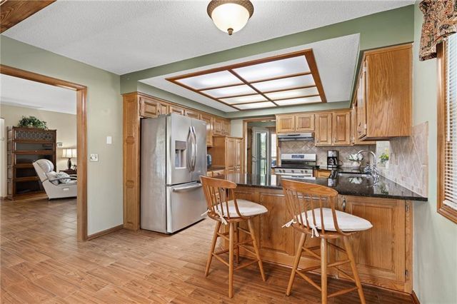 2401 SW Stonecreek Court, Blue Springs, MO 64015