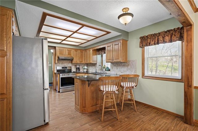 2401 SW Stonecreek Court, Blue Springs, MO 64015