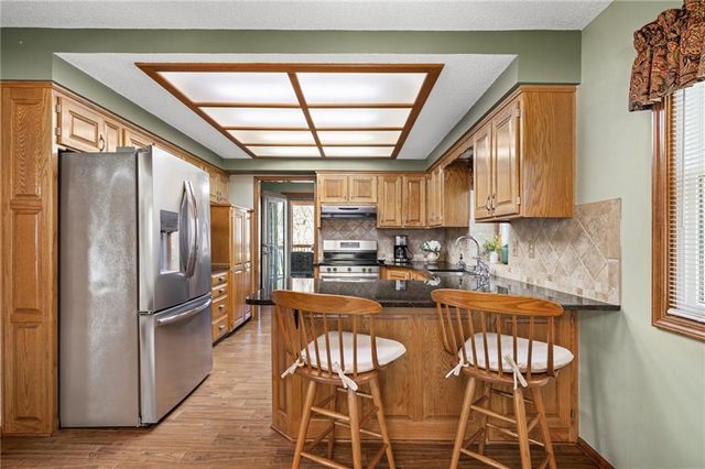 2401 SW Stonecreek Court, Blue Springs, MO 64015