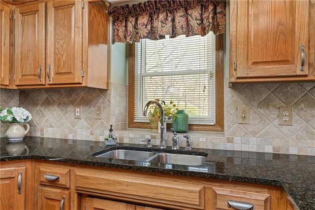 2401 SW Stonecreek Court, Blue Springs, MO 64015