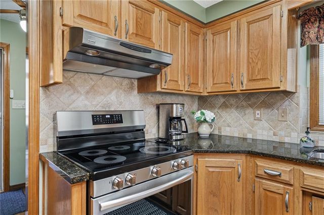 2401 SW Stonecreek Court, Blue Springs, MO 64015