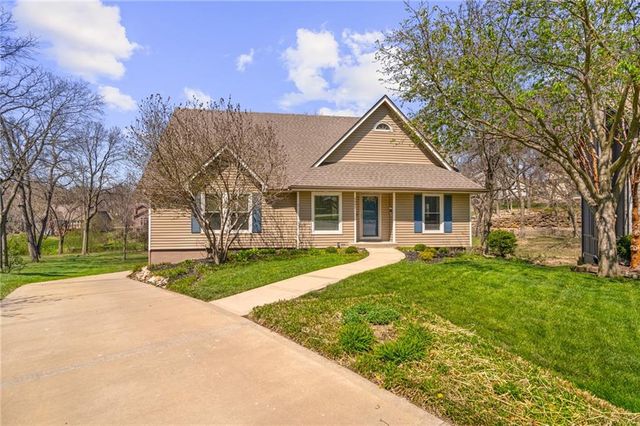 2401 SW Stonecreek Court, Blue Springs, MO 64015