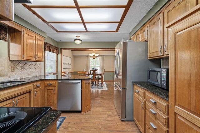 2401 SW Stonecreek Court, Blue Springs, MO 64015
