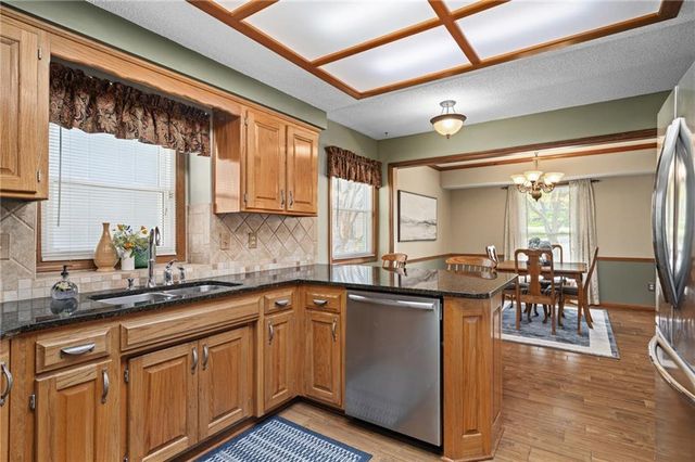 2401 SW Stonecreek Court, Blue Springs, MO 64015
