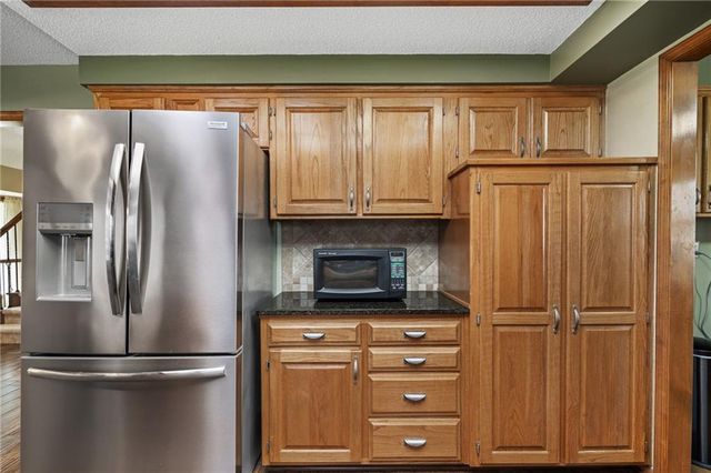 2401 SW Stonecreek Court, Blue Springs, MO 64015