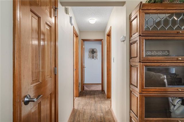 2401 SW Stonecreek Court, Blue Springs, MO 64015