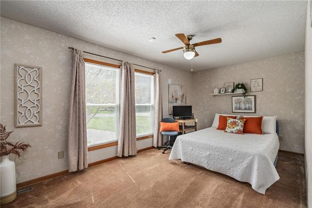 2401 SW Stonecreek Court, Blue Springs, MO 64015