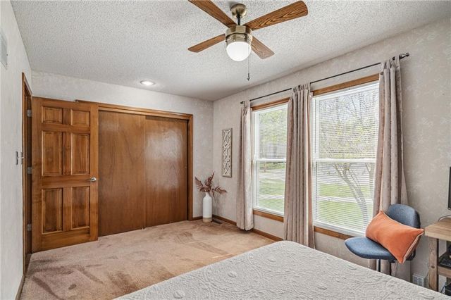 2401 SW Stonecreek Court, Blue Springs, MO 64015