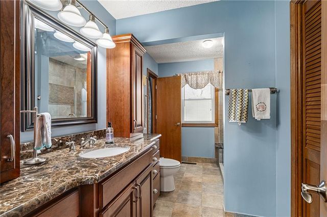 2401 SW Stonecreek Court, Blue Springs, MO 64015