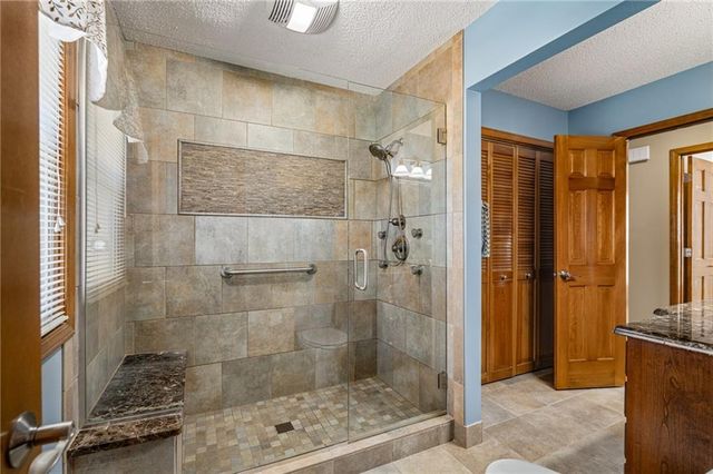 2401 SW Stonecreek Court, Blue Springs, MO 64015