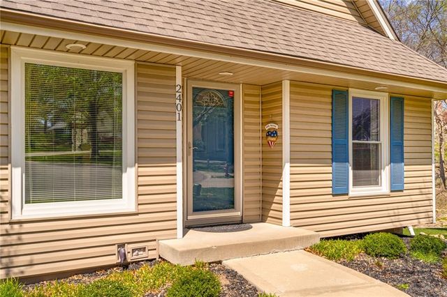 2401 SW Stonecreek Court, Blue Springs, MO 64015