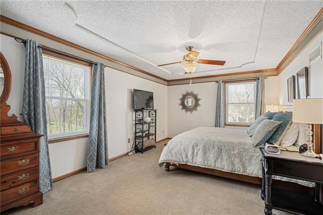 2401 SW Stonecreek Court, Blue Springs, MO 64015
