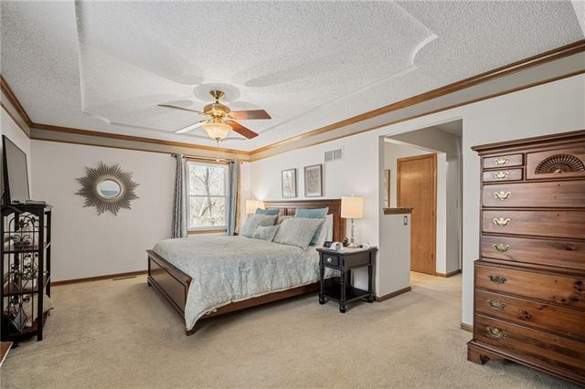2401 SW Stonecreek Court, Blue Springs, MO 64015
