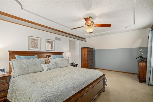 2401 SW Stonecreek Court, Blue Springs, MO 64015