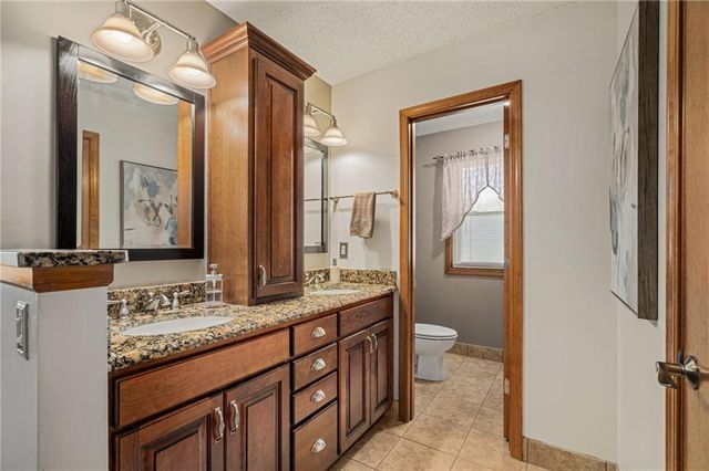 2401 SW Stonecreek Court, Blue Springs, MO 64015