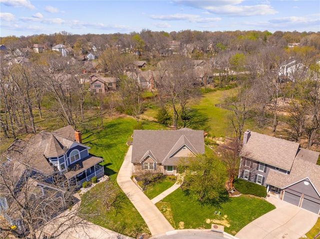 2401 SW Stonecreek Court, Blue Springs, MO 64015