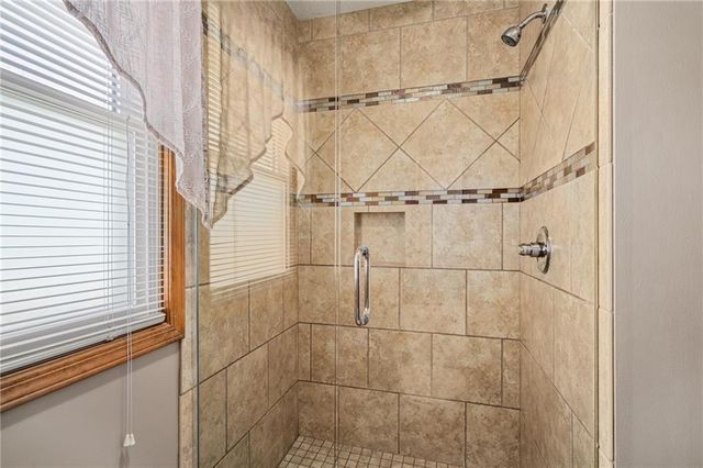 2401 SW Stonecreek Court, Blue Springs, MO 64015